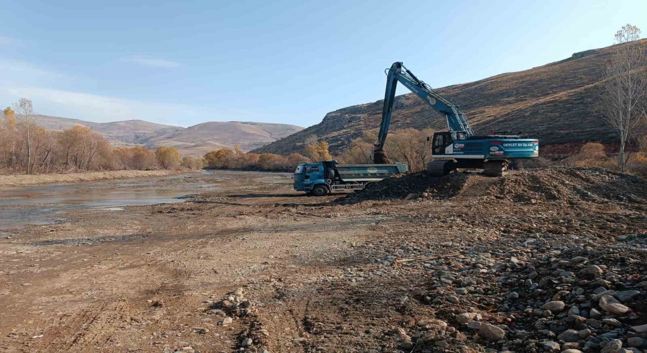 Çatıksu köyünde dere yatağı temizlendi