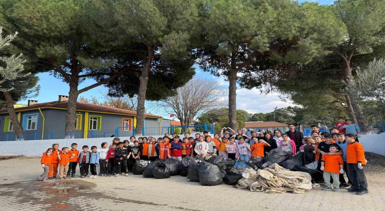 Çavuşlarda öğrencilerden örnek çevre temizliği etkinliği