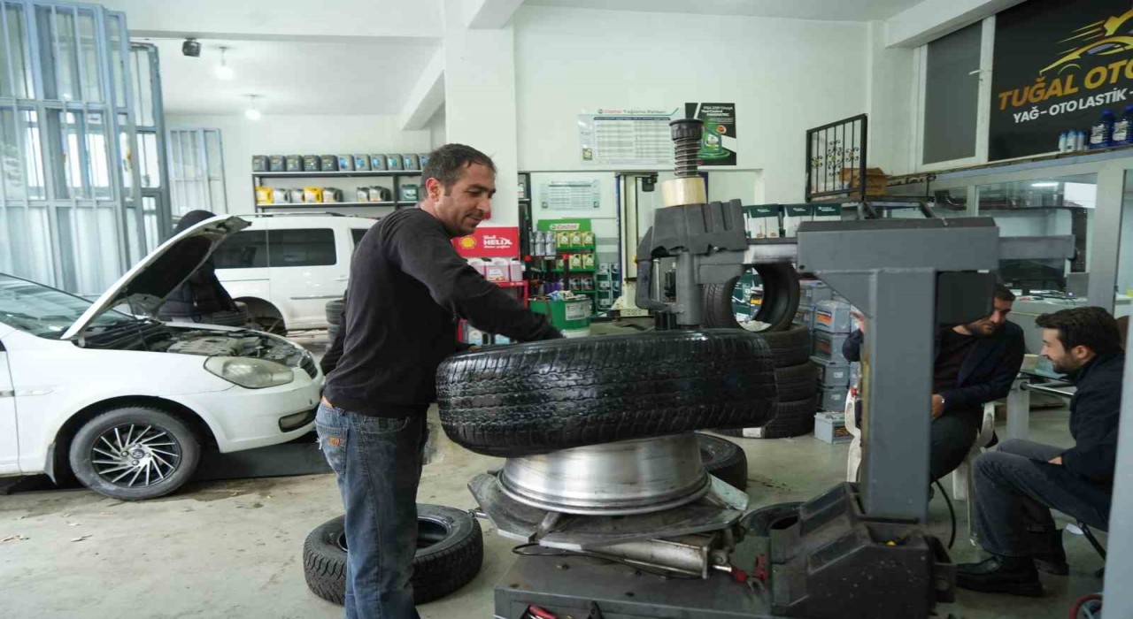 Çavuştepeye kar yağdı, sürücüler lastikçilere akın etti