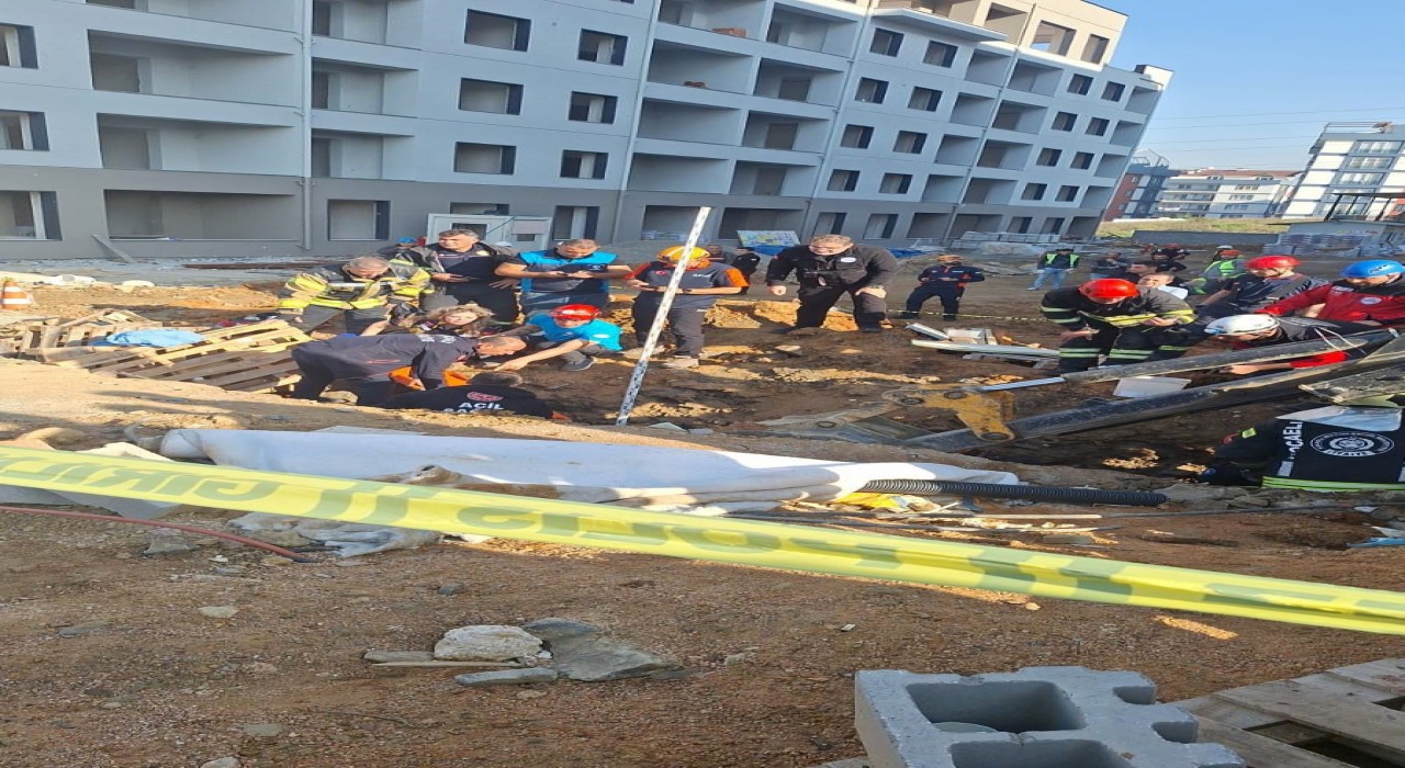 Çayırovada inşaat alanında toprak altında kalan 1 işçi kurtarıldı