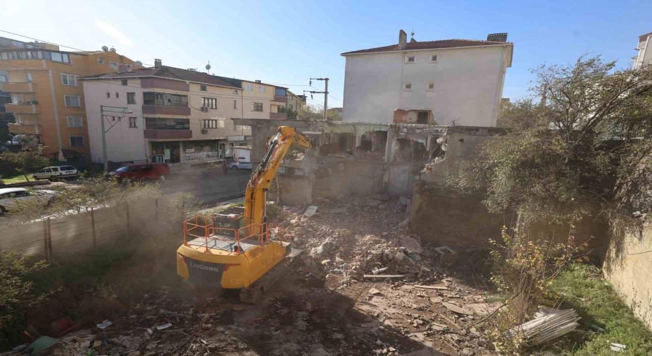 Çayırovada metruk bina yıkıldı