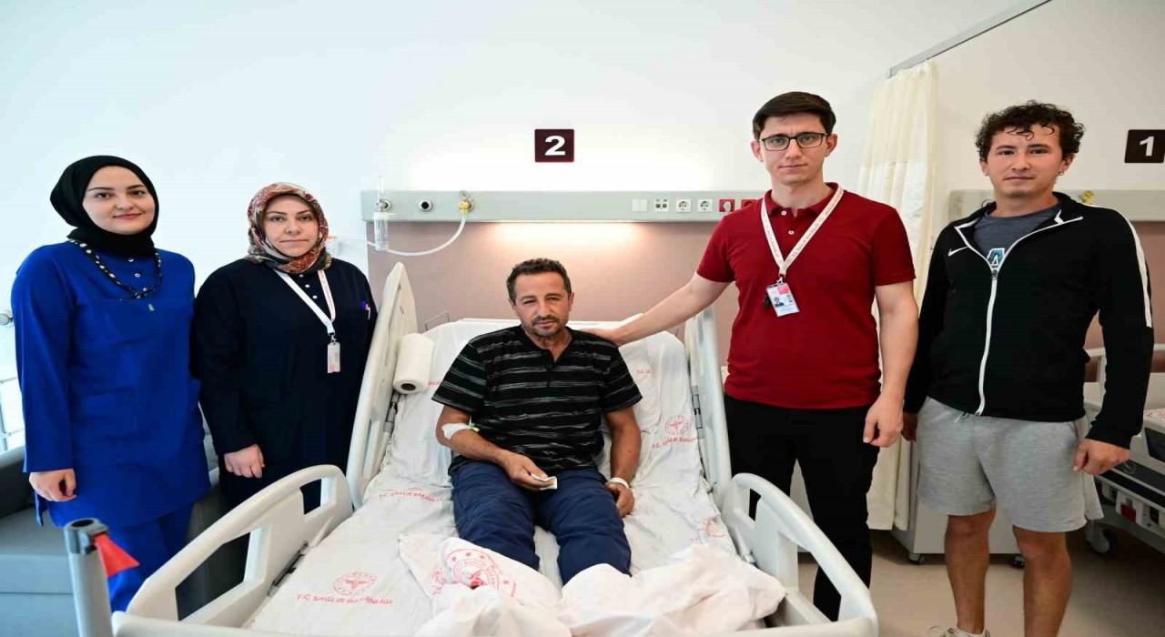 Çekiç kullanırken gözüne metal parça saplandı