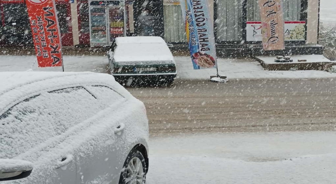 Çelikhan ilçesine yılın ilk kar yağışı başladı