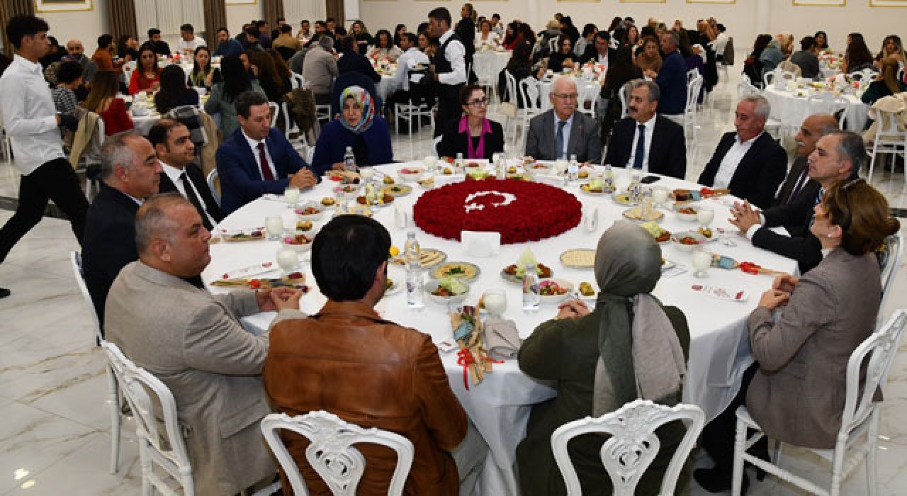 Çenet: “Öğretmenlerimiz gittikleri her yere ışık götürüyor”