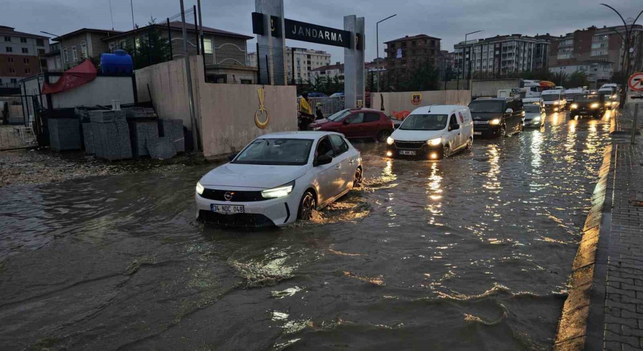 Çerkezköyde sağanak yağış hayatı felç etti