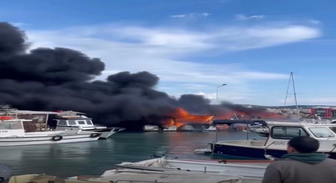 Çeşmede korku dolu anlar: Tekneler alevlere teslim oldu