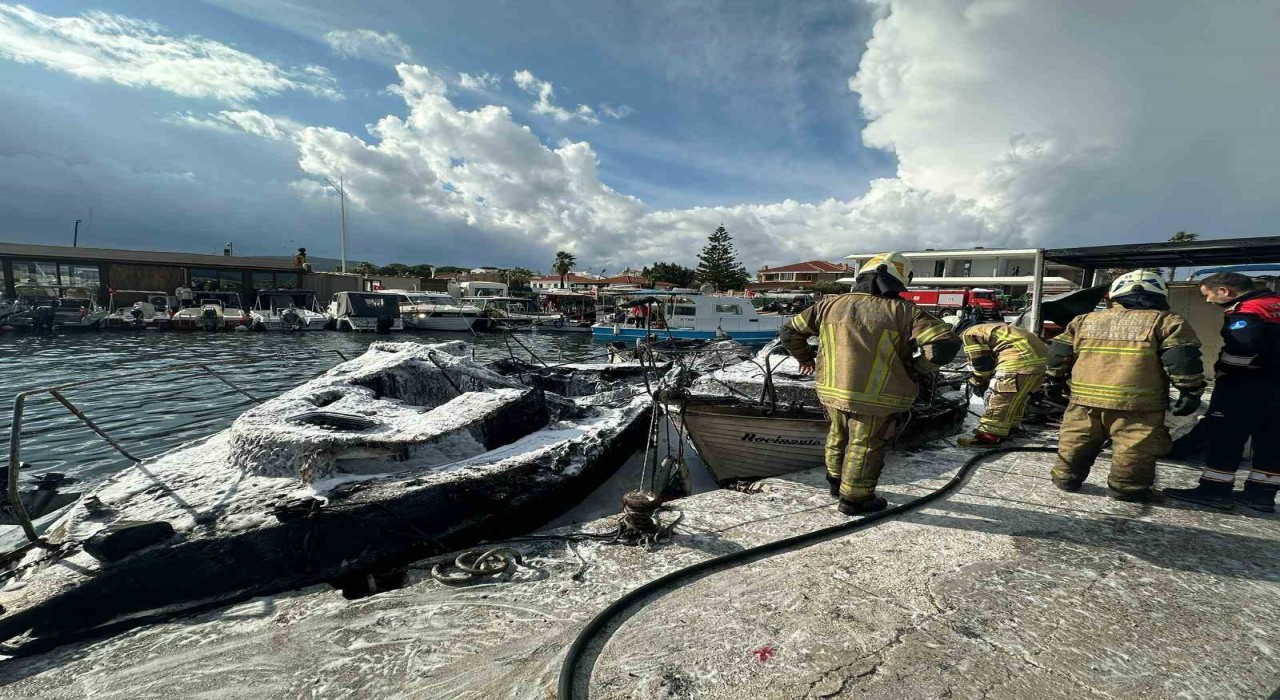 Çeşmedeki yangında 7 tekne alevlere teslim oldu
