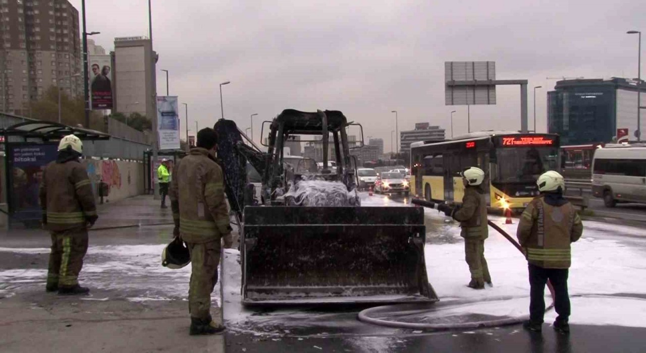 Cevizlibağda iş makinesi alevlere teslim oldu
