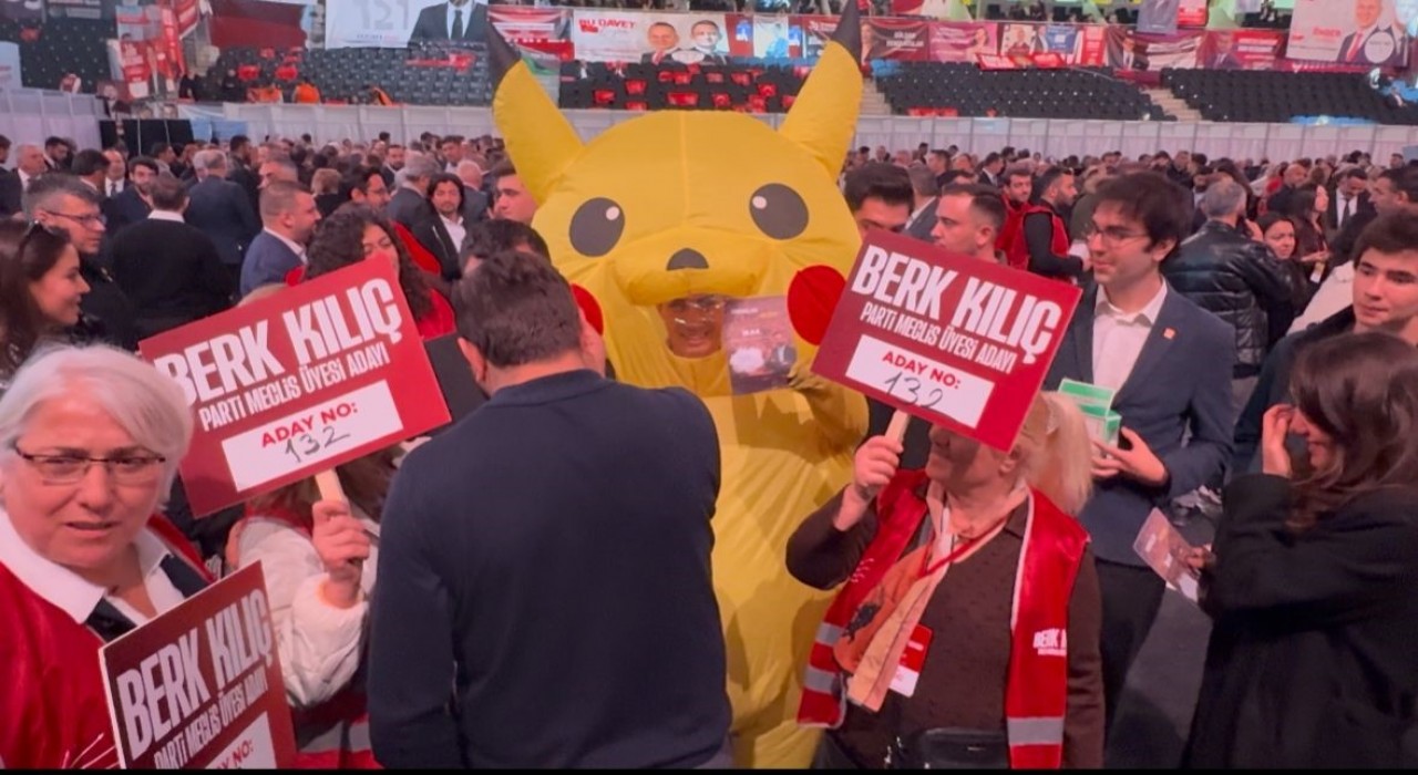 CHP Kurultayına bir kişi Pikachu kostümüyle katıldı