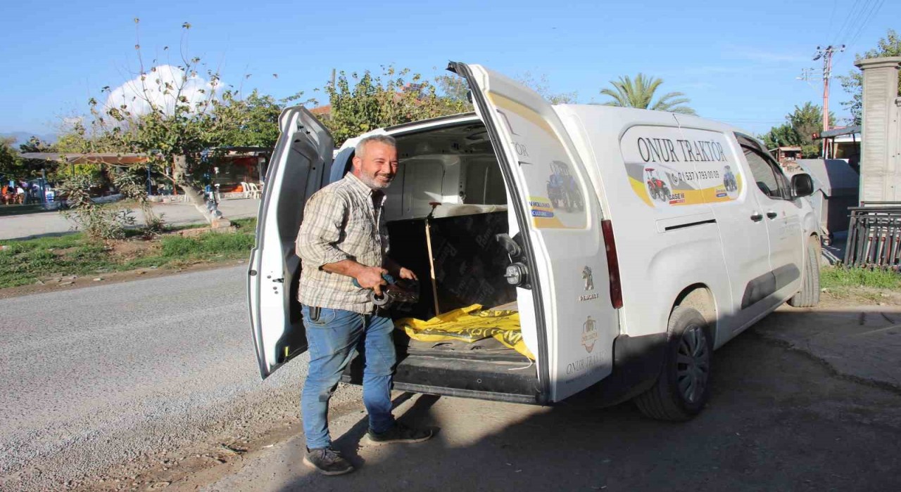 Çiftçilerin imdadına mobil tamir aracı ile yetişiyor