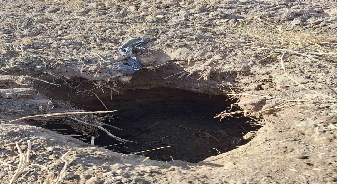 Çivrilde tarlada oluşan obruk korkuttu