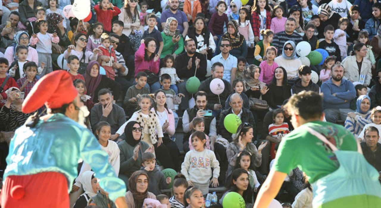 Çocuklar Masal Park’ta Arı Maya ve Şirinler Gösterileriyle Eğlendi