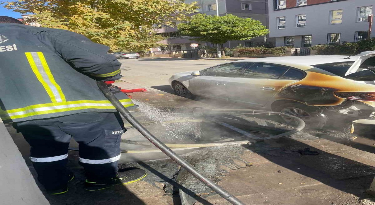 Çöpe atılan yanıcı madde otomobili yaktı