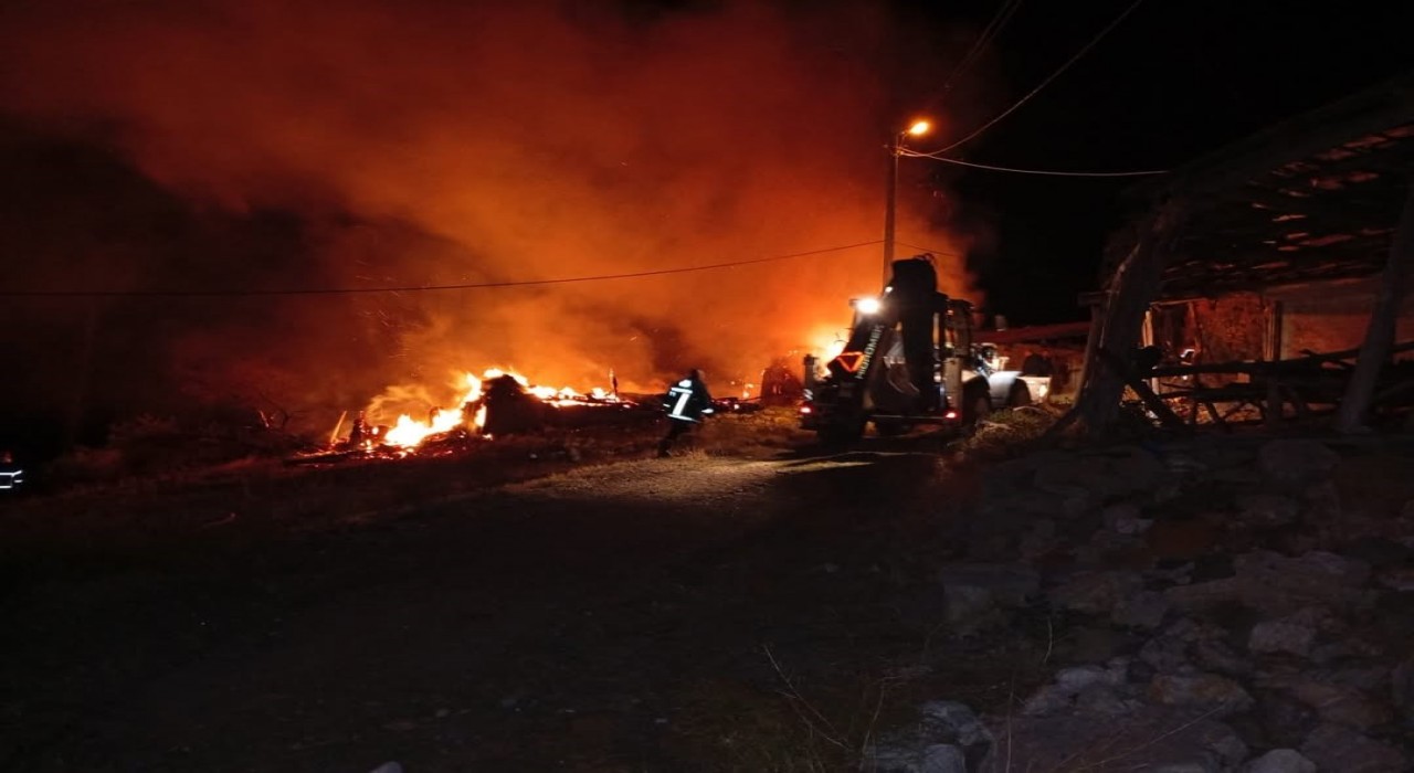 Çorumda alevlere teslim olan ev, samanlık ve balyalar küle döndü