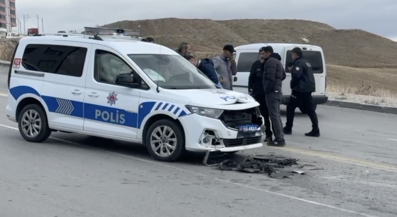 Çorumda ekip aracı ile hafif ticari araç çarpıştı: 1 polis yaralı