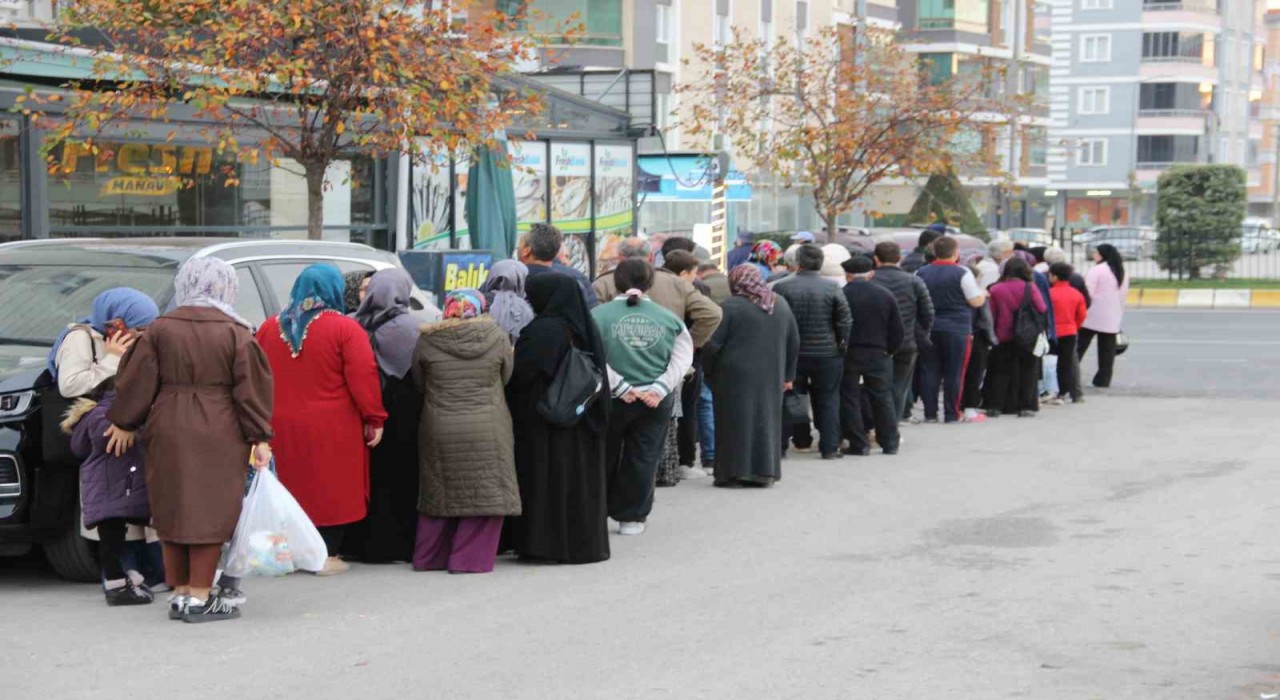 Çorumda hamsinin kilosu 40 liraya düştü: Metrelerce uzunlukta kuyruk oluştu