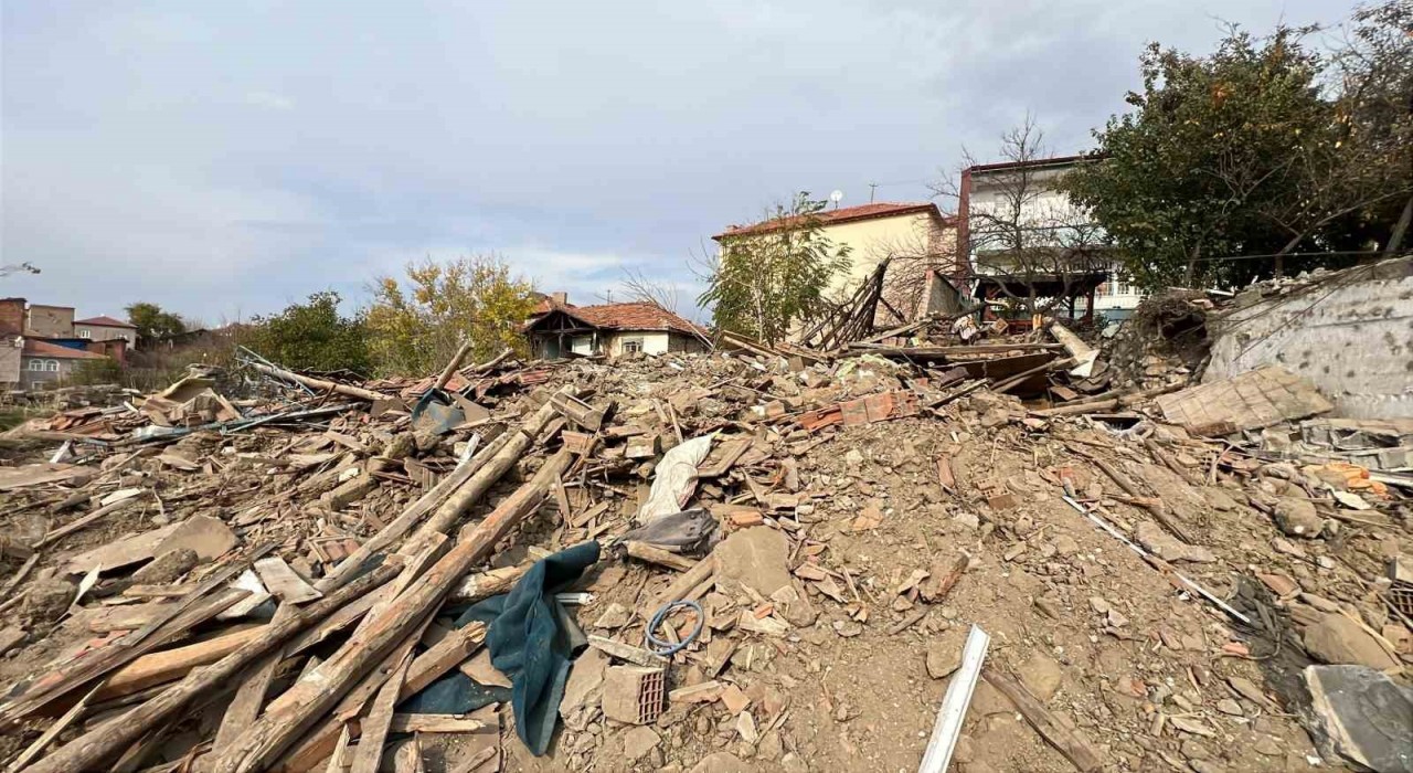 Çorumda metruk bina çöktü