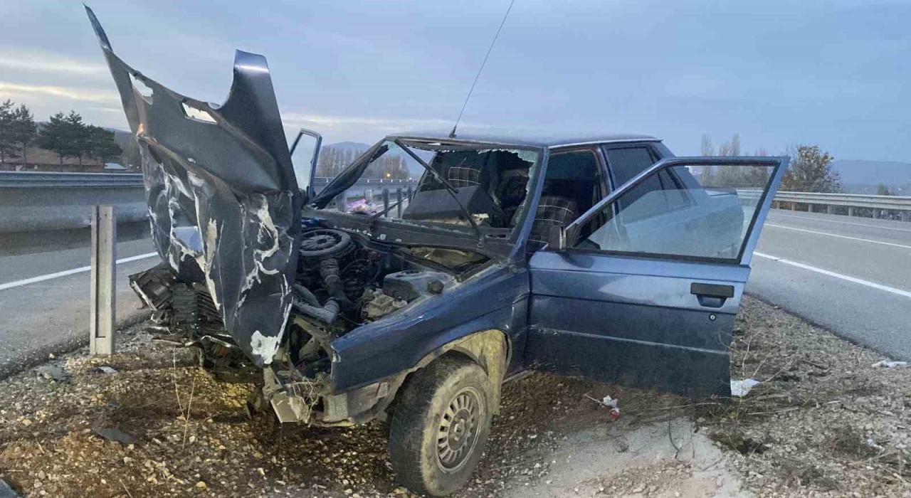 Çorumda otomobil bariyere çarptı: 2 yaralı