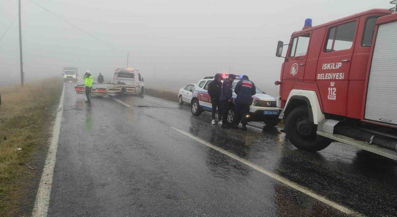Çorumda sis trafik kazasına sebep oldu: 5 yaralı