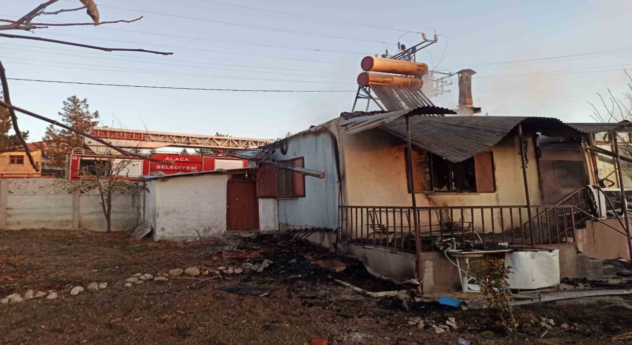 Çorumda yangına teslim olan ev kullanılamaz hale geldi: 1 yaralı