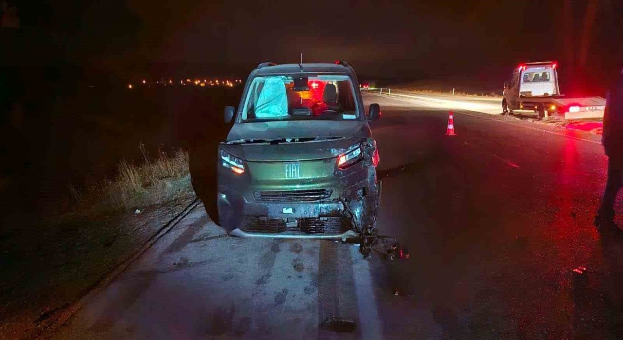 Çorumda yola çıkan dana kazaya neden oldu: 3 yaralı