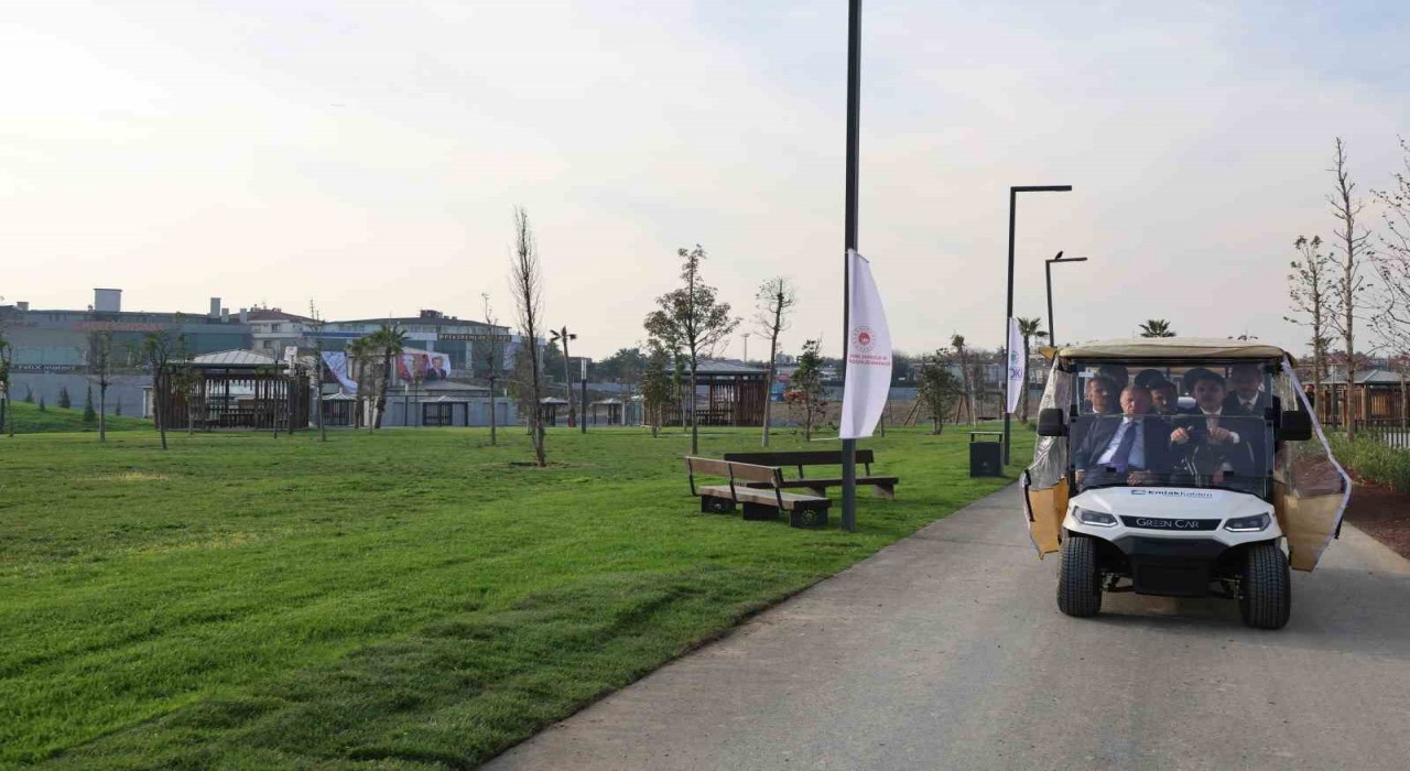 Cumhurbaşkanı Erdoğan, Atatürk Havalimanı Millet Bahçesinde esnafı ziyaret etti