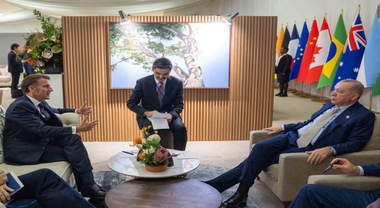 Cumhurbaşkanı Erdoğan, Güney Afrikada düzenlenen G20 Liderler Zirvesi kapsamında Fransa Cumhurbaşkanı Emmanuel Macron ile bir araya geldi.