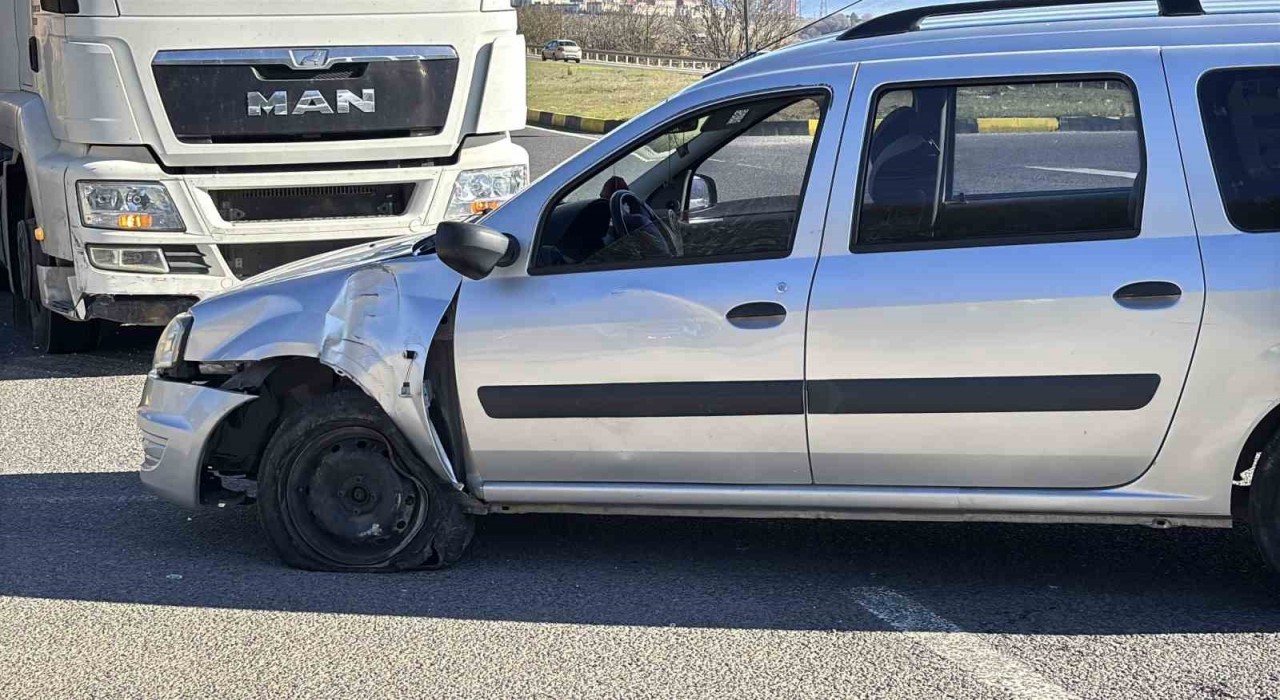 D-100de tırın önüne kattığı araç hasar aldı