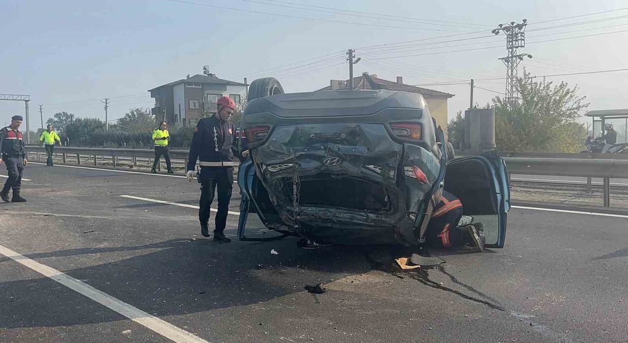 D-650de otomobil takla attı: 2 yaralı