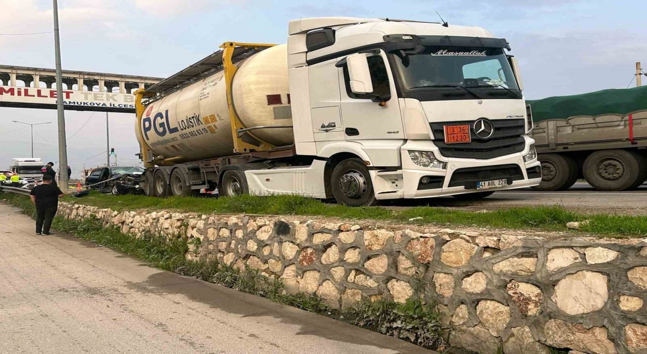 D-650de park halindeki tıra çarpan otomobil hurdaya döndü: 1i ağır 3 yaralı