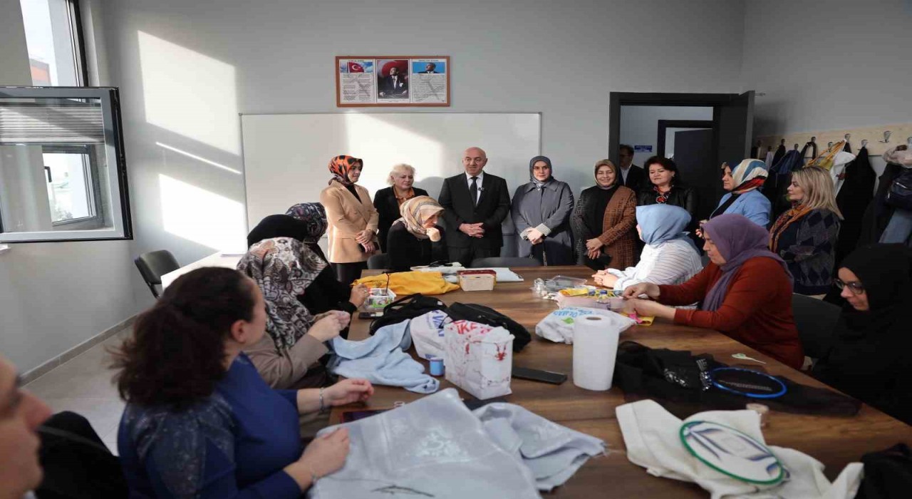 Darıcada anneler ve çocukları aynı çatı altında eğitim görüyor