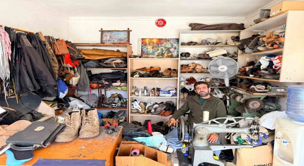 Datçada 26 yıldır ayakkabı tamirciliği yapıyor