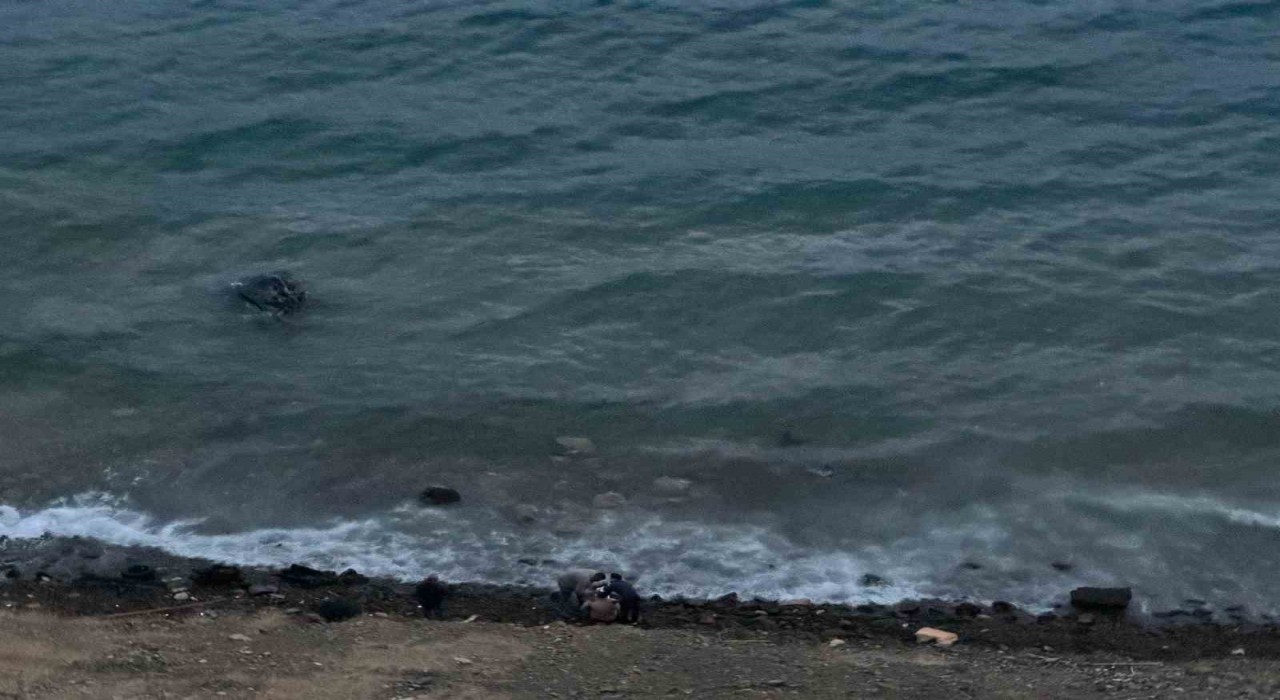 Datçada virajı alamayan araç denize uçtu: 1 yaralı