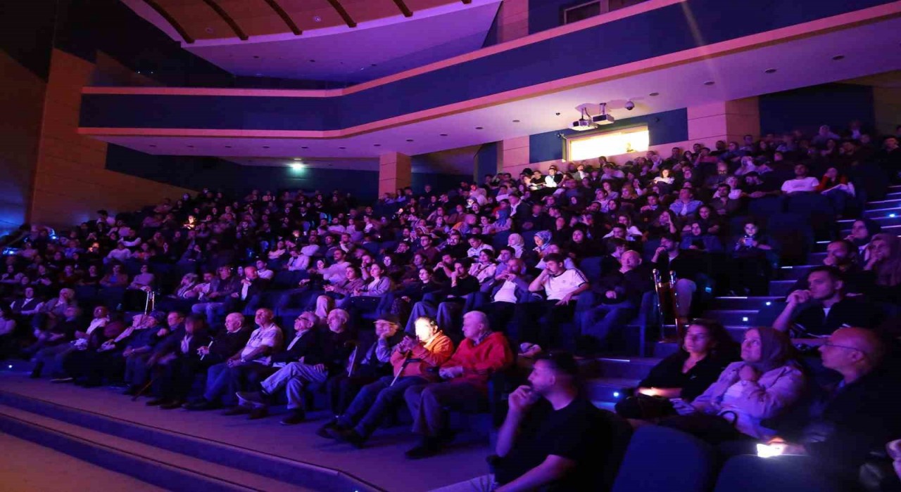 Deli İbram Divanı oyunu yoğun ilgiyle sahnelendi