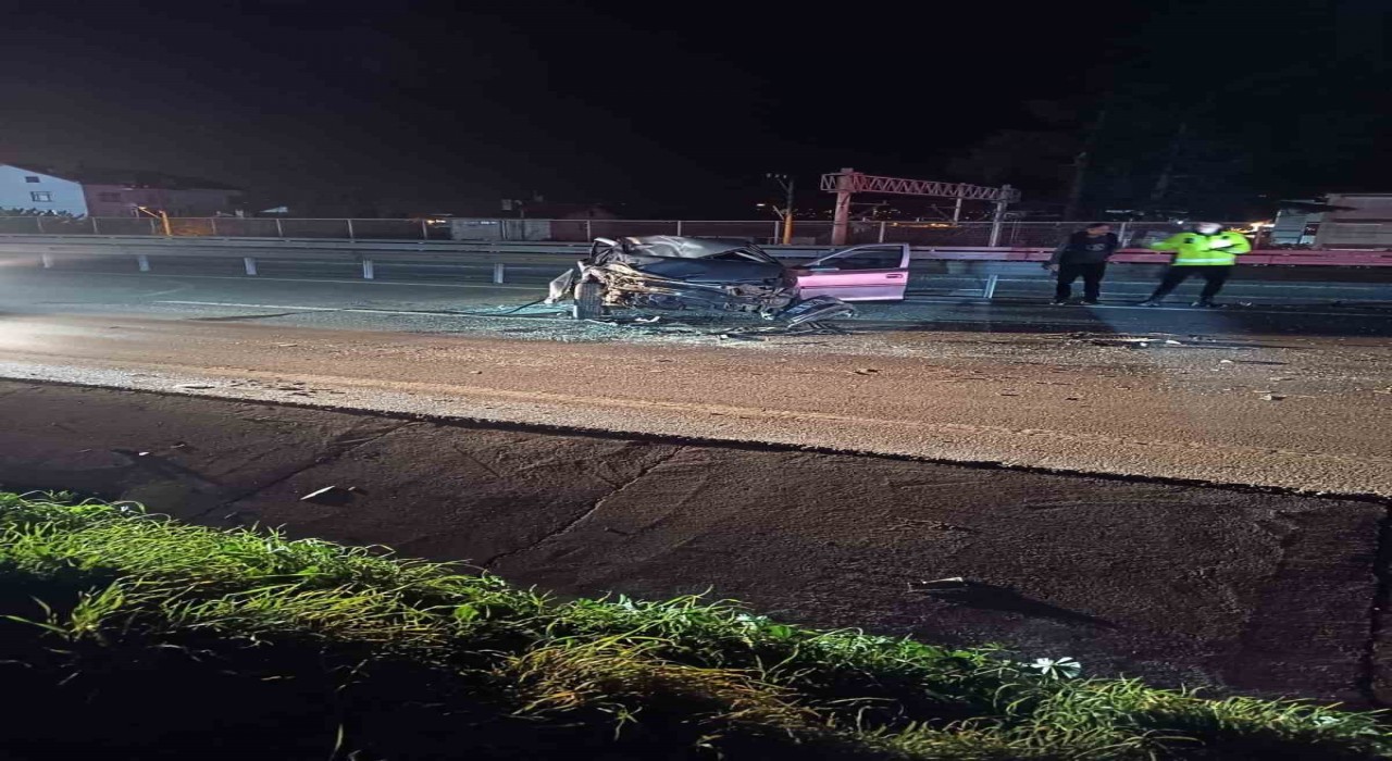 Demir bariyerlere çarpan otomobil parçalandı: Sürücü yaralandı