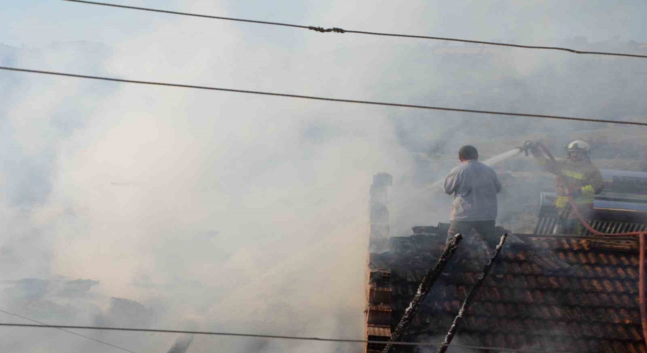 Demircide çıkan yangında bir ev kullanılamaz hale geldi