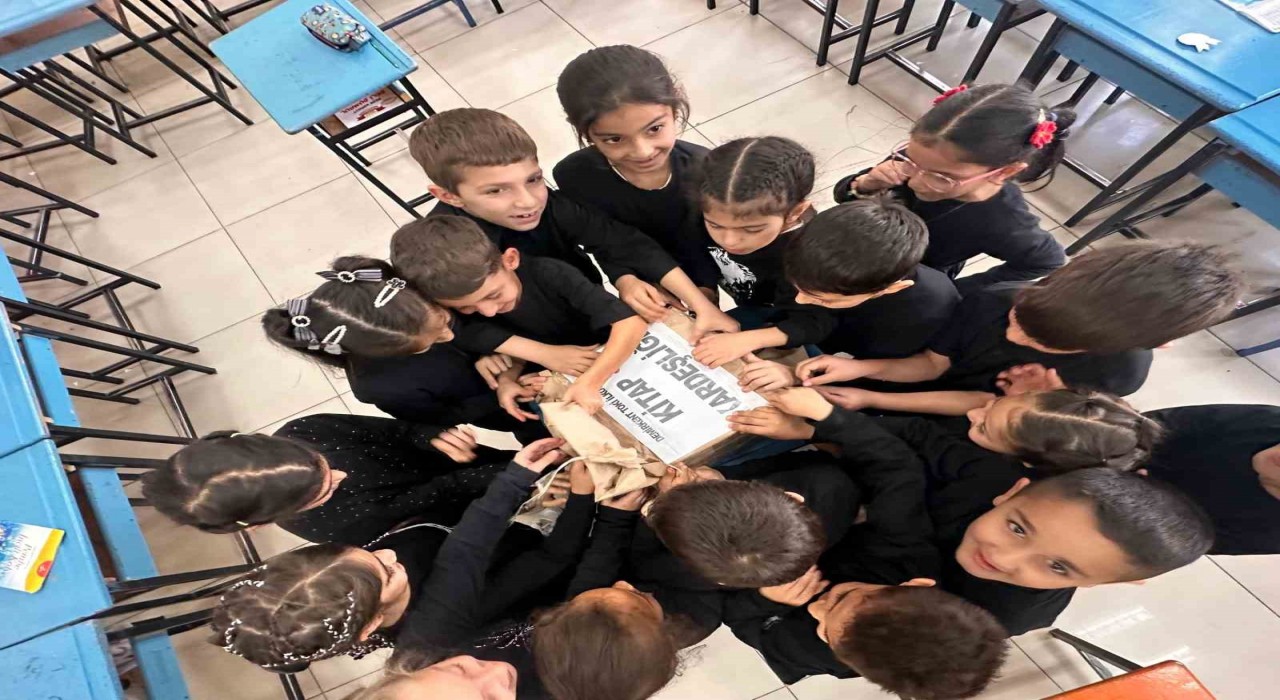 Demirkent TOKİ Öğrencilerinden 29 Ekim İlkokuluna kitap kardeşliği