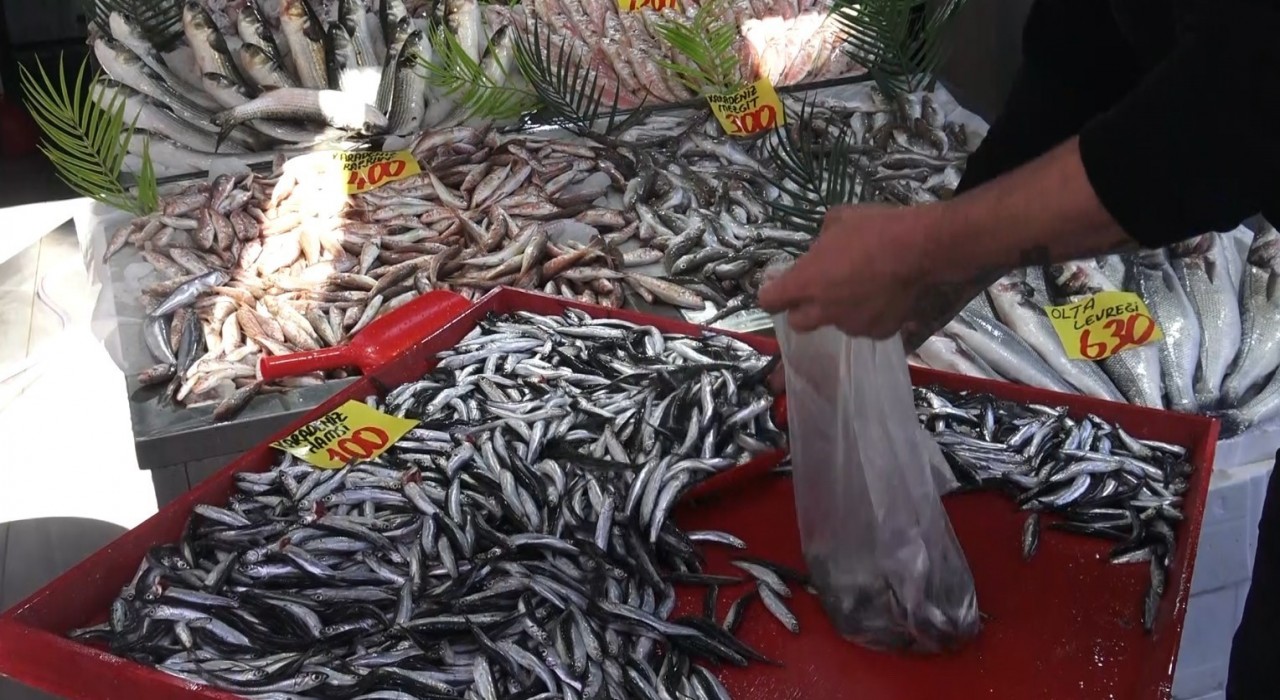 Denizi olmayan Çankırıda 100 liraya satılan hamsi yüzleri güldürdü
