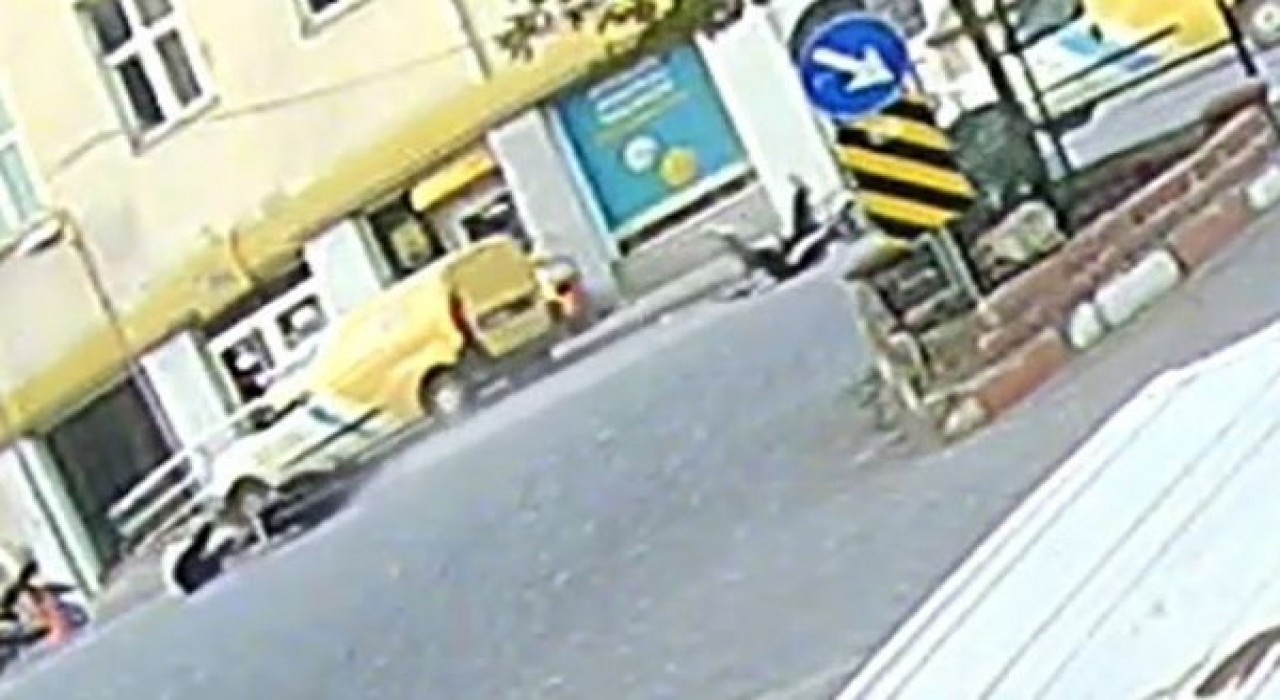 Denizlide akıl almaz kaza: Sinyali koluyla verince motosikletliyi yere düşürdü