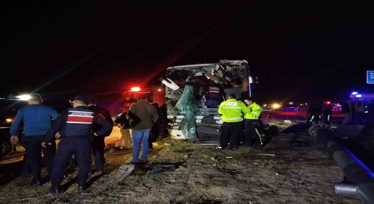 Denizlide minibüs yolcu otobüsüyle çarpıştı: Yaralılar var