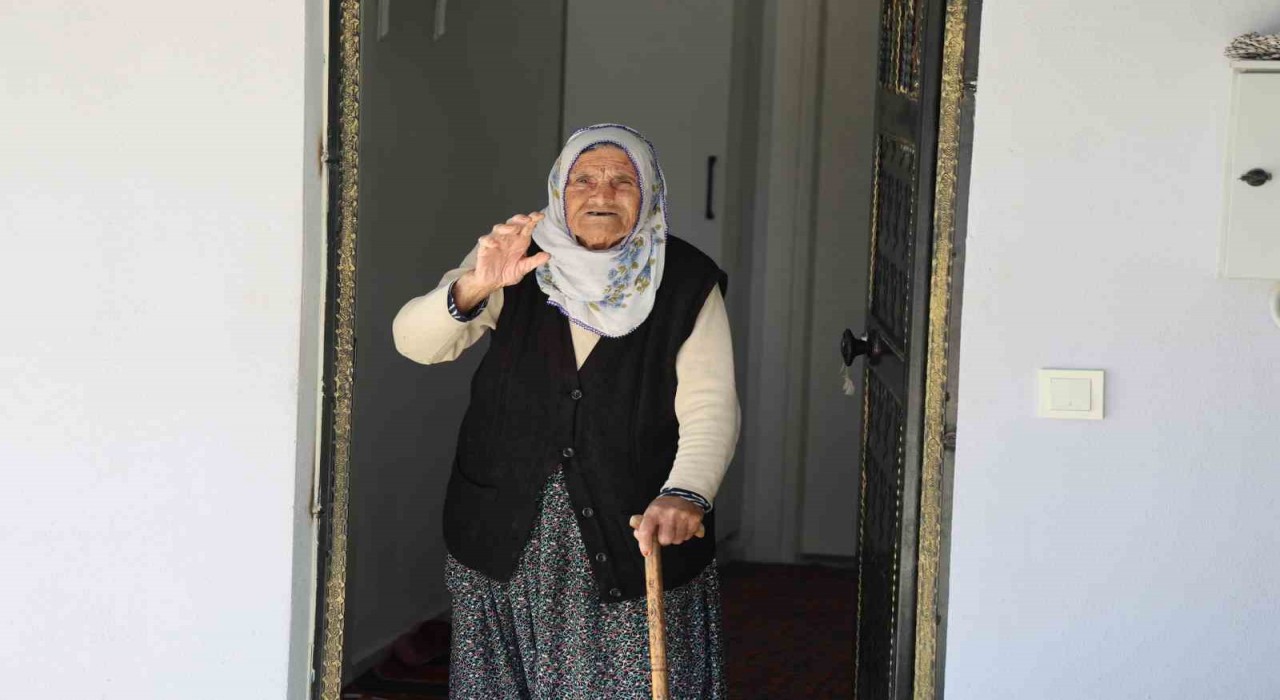 Depremde 41 ev ağır hasar almıştı, yıkılıp yapıldı: 90 yaşındaki Fatma nine yeni evine yerleşmenin mutluluğunu yaşadı