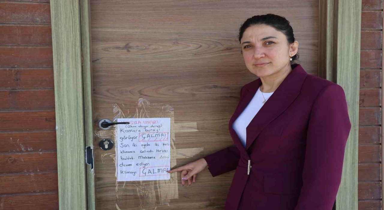 Depremzede öğrencilerin eğitim gördüğü kütüphaneye dadanan klima hırsızlarına not asıp Lütfen Çalma diyerek seslendiler