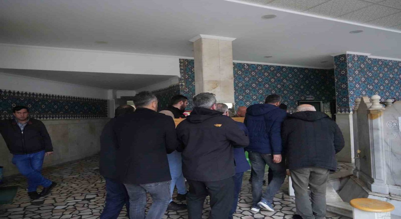 Dere yatağında cenazelerine ulaşılan anne ve oğlunun cenazesi ilçeye getirildi