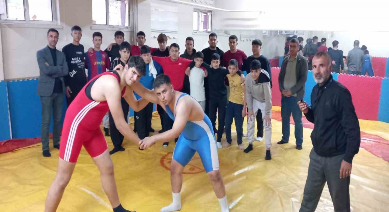 Develide liselerarası güreş müsabakaları yapıldı