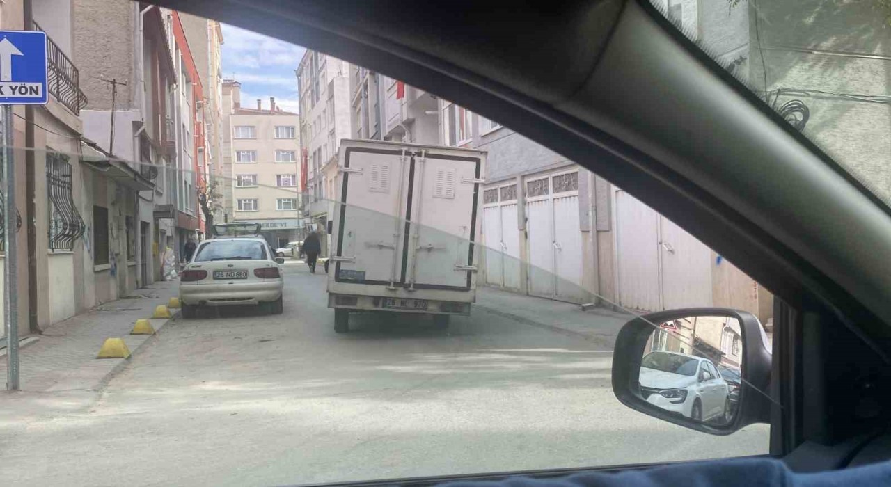 Devrilecekmiş gibi gözüken kamyon tedirginlik oluşturdu