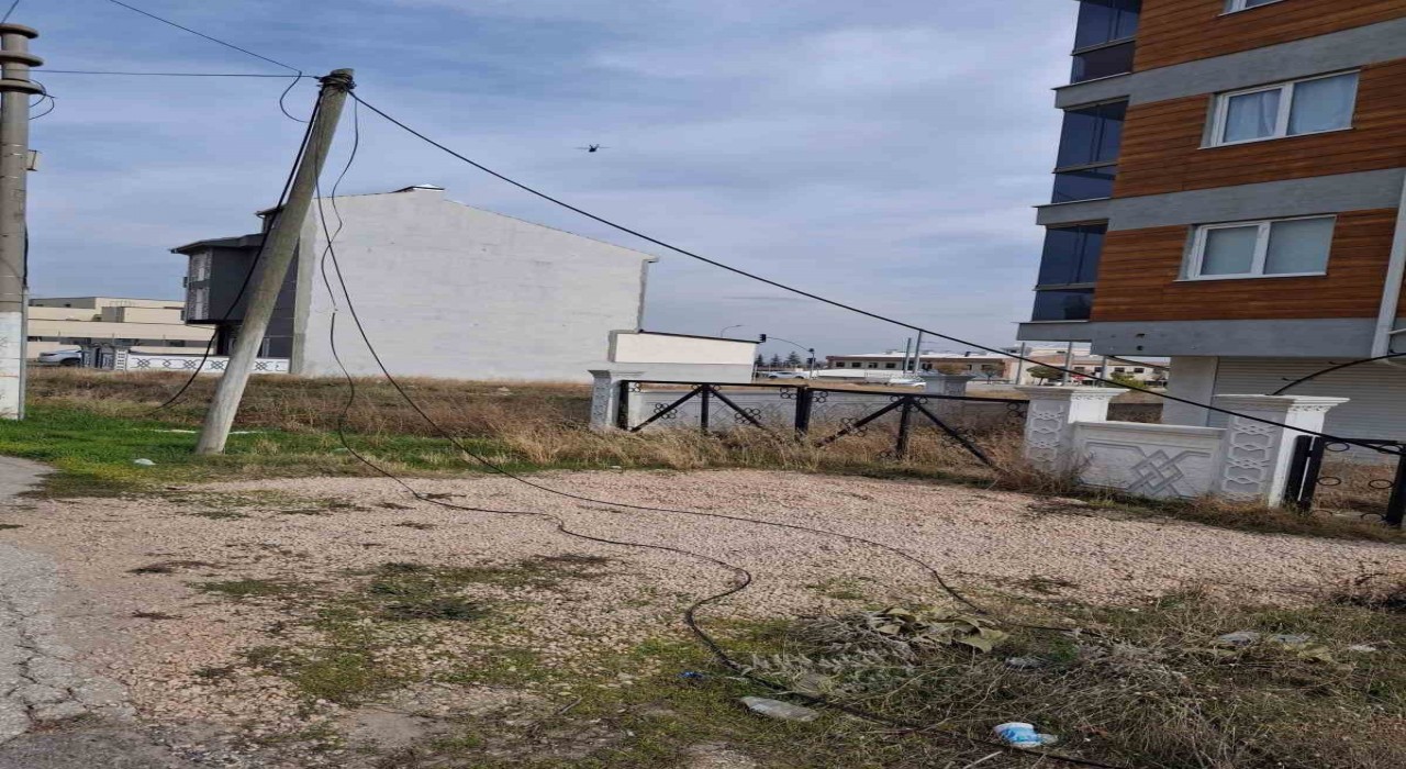 Devrilen internet direğinin çevreye dağılan kabloları risk oluşturuyor