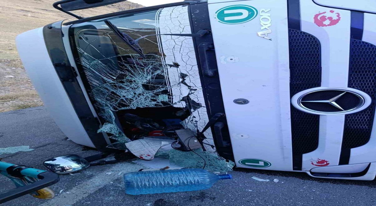 Devrilen tırın sürücüsü yaralandı