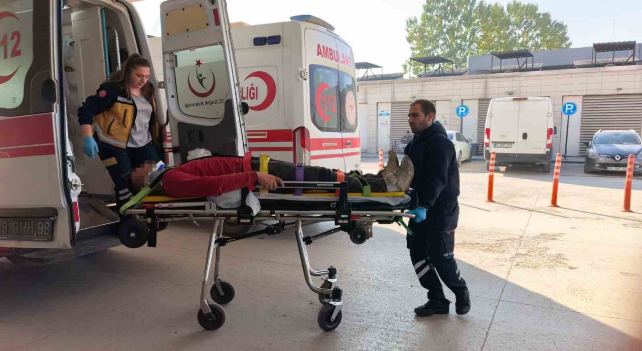 Devrilen tırın sürücüsü yaralandı