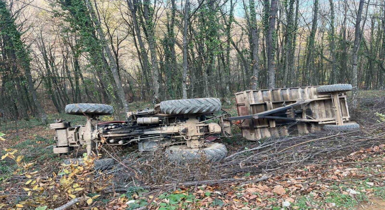 Devrilen traktördeki 2 kişi yaralandı