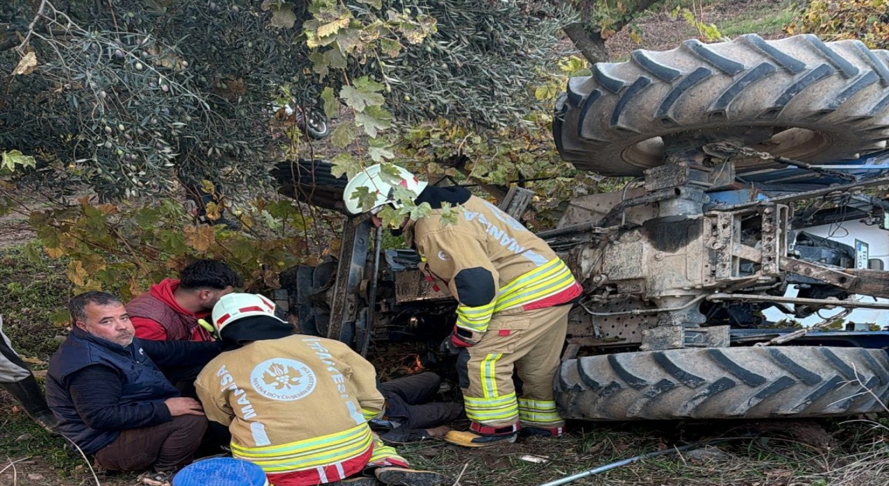 Devrilen traktörün altında kalan çiftçi hayatını kaybetti